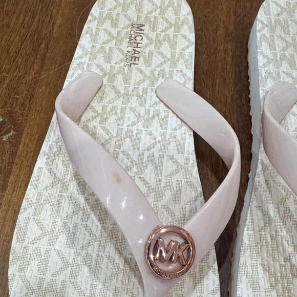 Michael Kors Peach Logo Flip Flops - Picture 2 of 7
